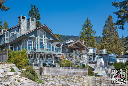 A perfect neighbourhood. Luxury residential houses at waterfront of Pacific ocean