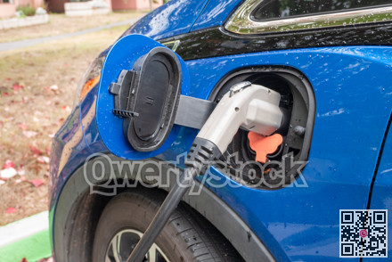Charging station plug connected to a vehicle for the battery recharge