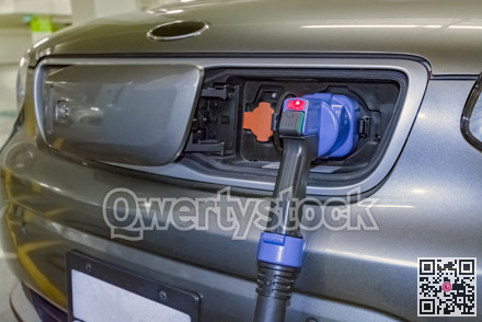 Electric plug connected to a vehicle for energy fulfil from charging station
